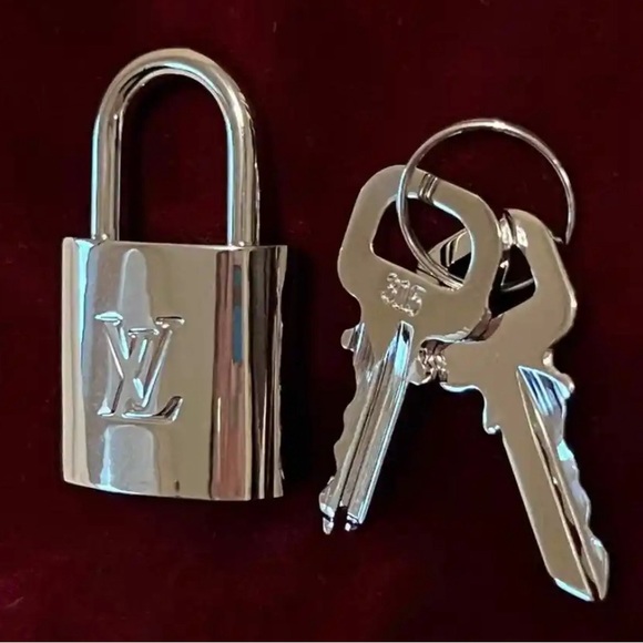 Louis Vuitton Silver Lock and Key ~ RARE! 🔓🔑 Necklace Charm or Adorn Handbag - Picture 7 of 16